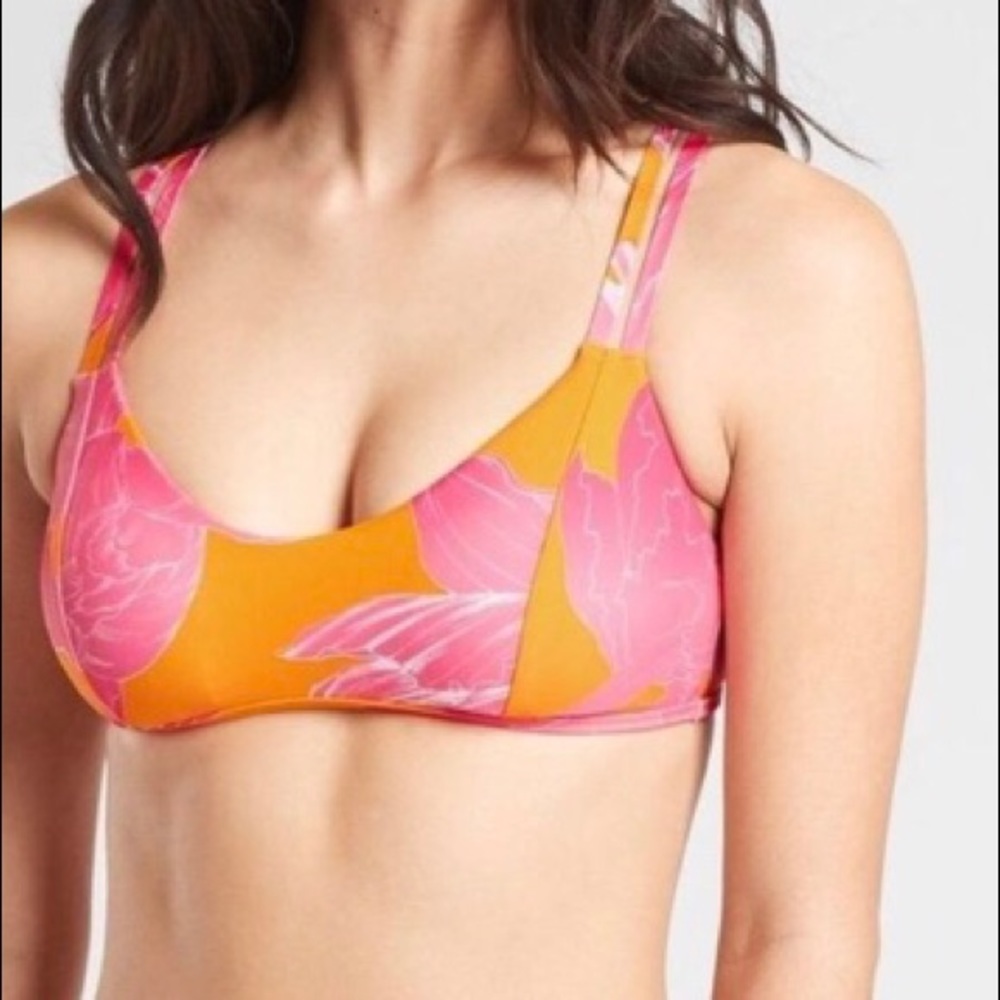 Athleta Kailua south swell bikini top.
